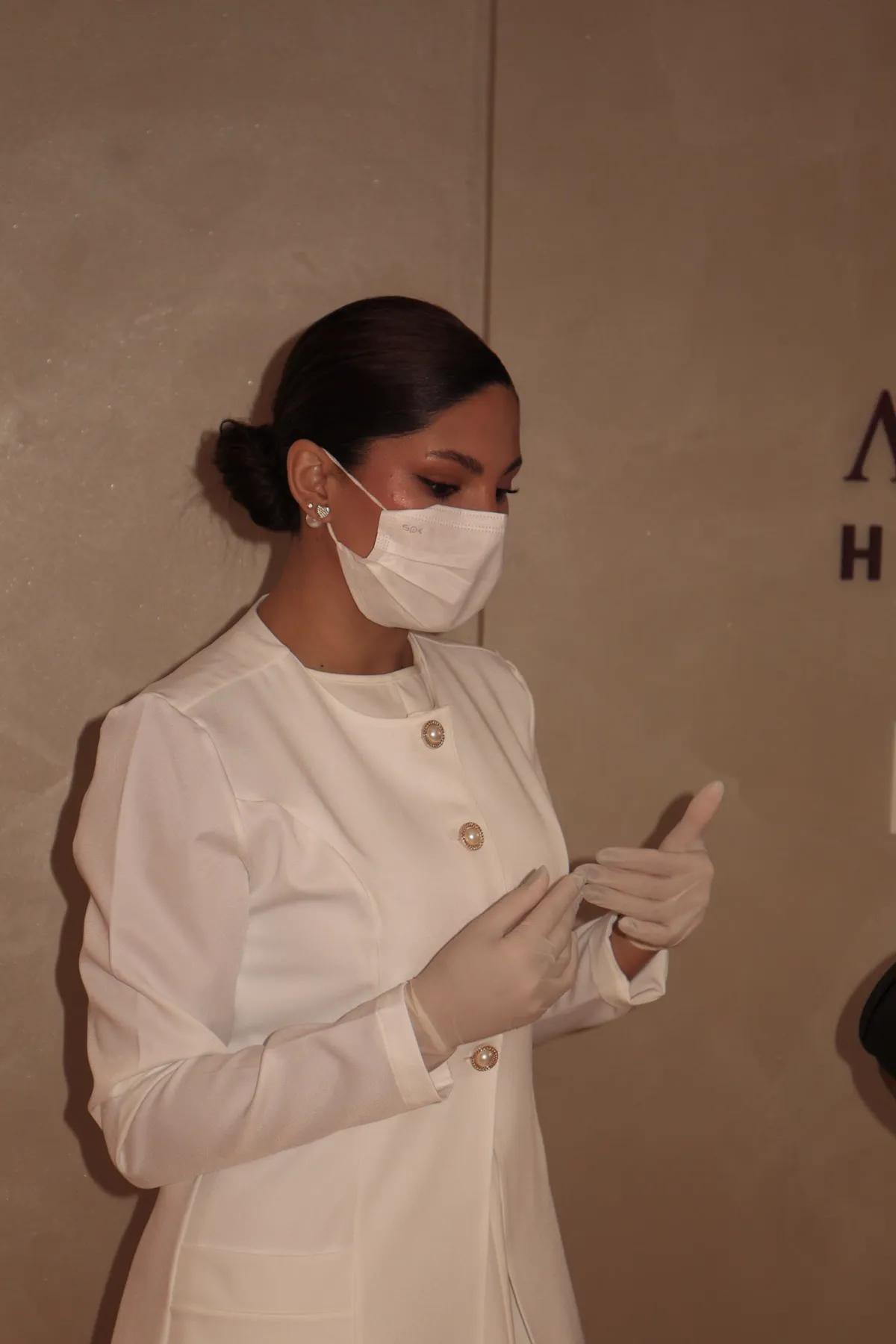 Dra. Anna Gabriella preparando aplicação de toxina botulínica